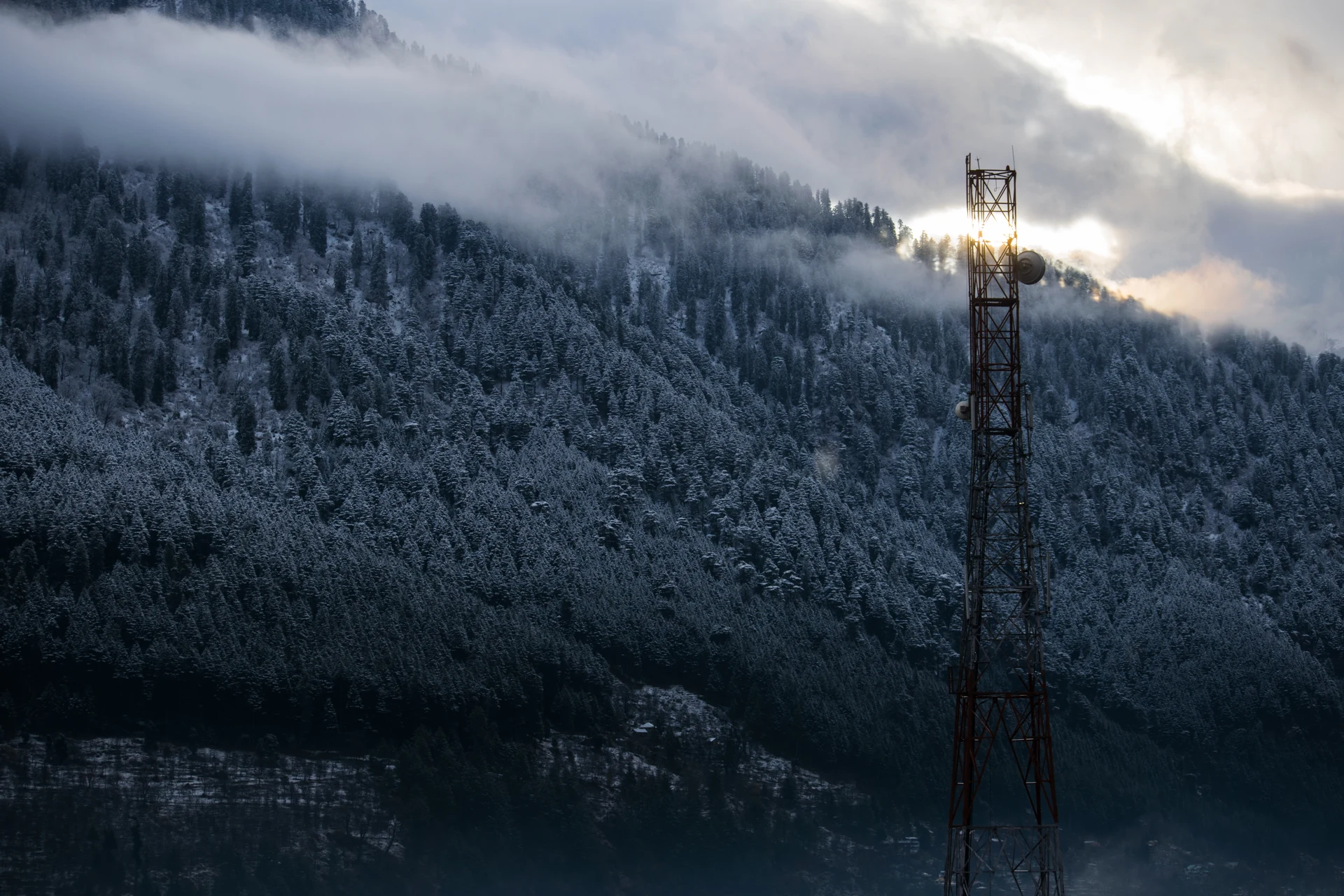 Antena de radiocomunicações numa paisagem com neve