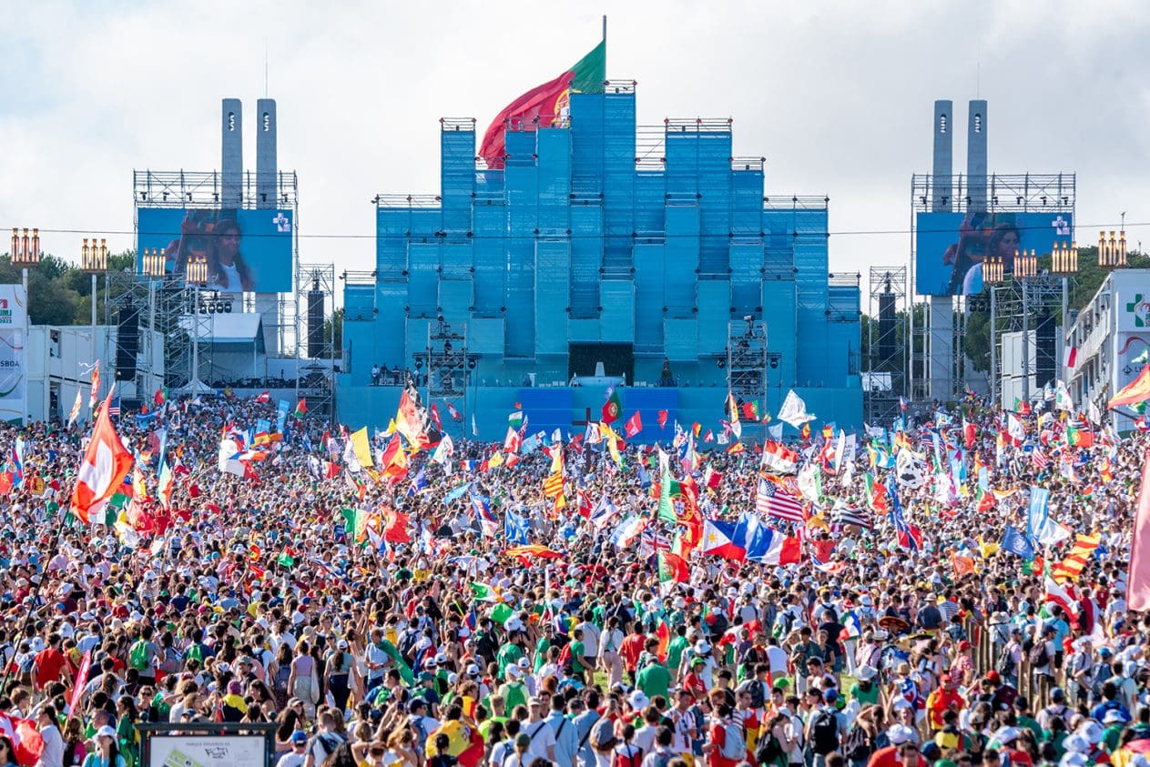 Multidão e bandeiras na Jornada Mundial da Juventude Lisboa 2023