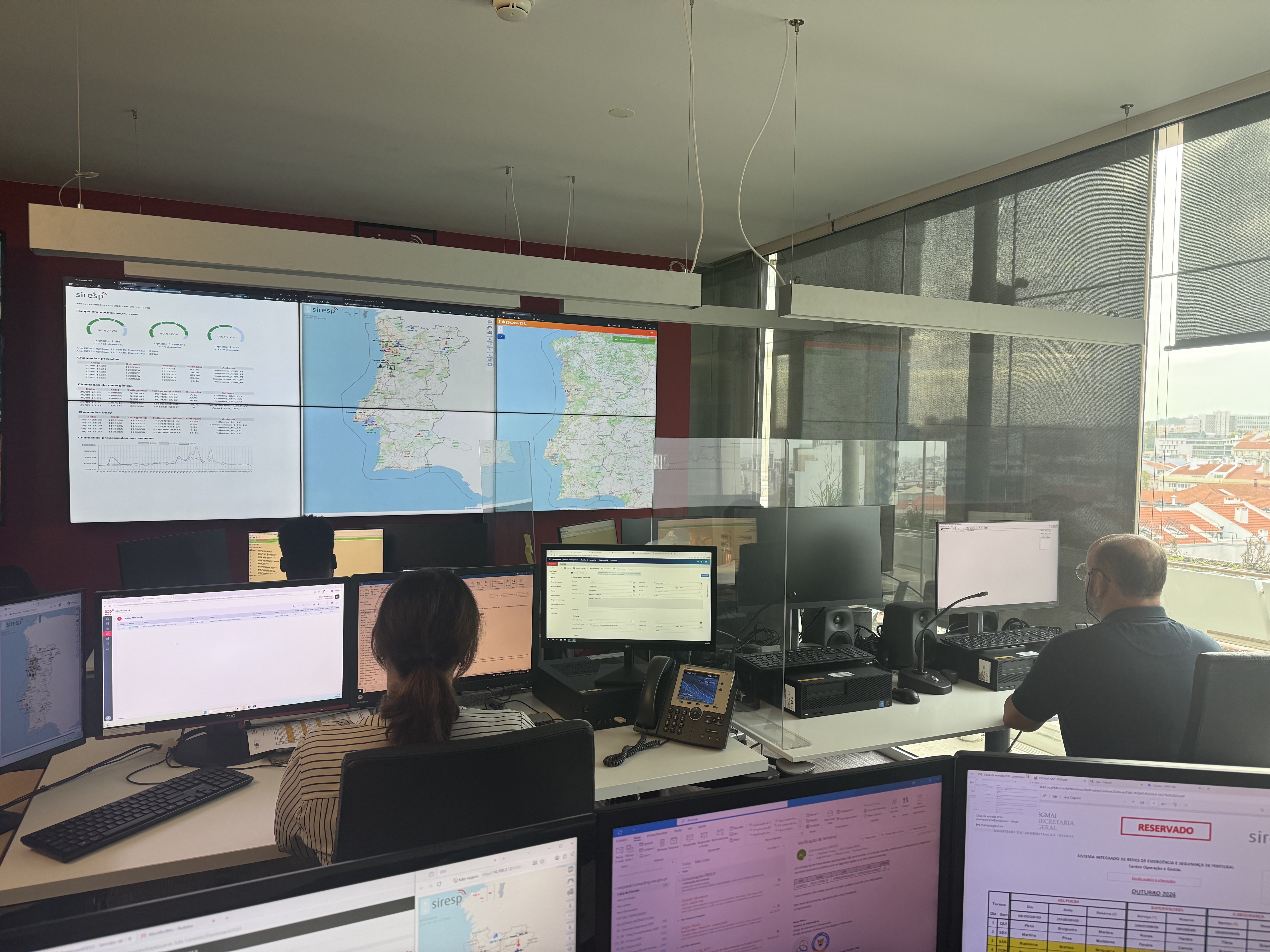 Equipa em sala de monitorização da rede SIRESP